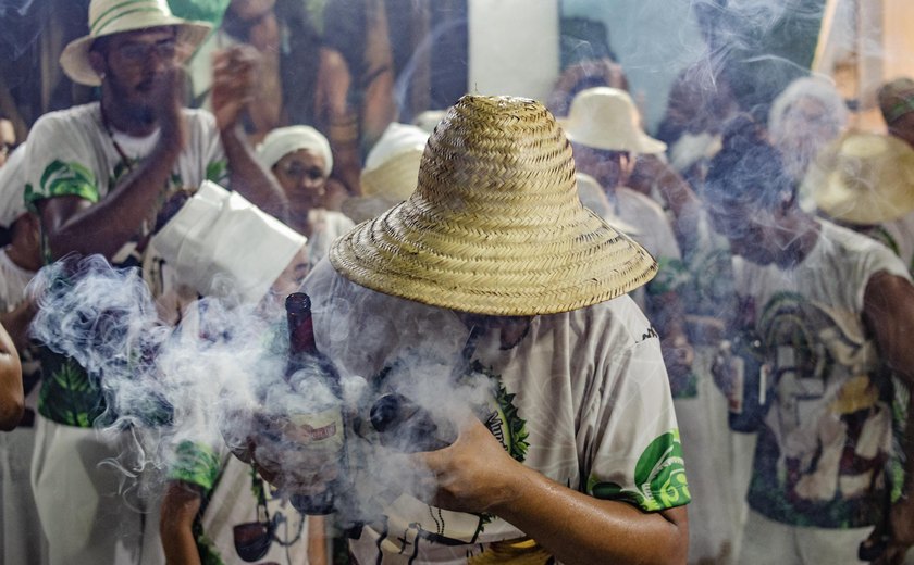 Exposição “Encruzilhada” propõe olhar sensível sobre entidades das religiões de matriz africana