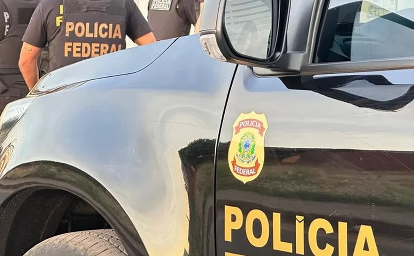 Fábricas suspeitas de vender bebida com metanol são alvo de fiscalização da Polícia Federal