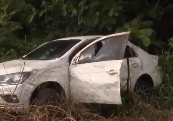 Motorista perde controle de carro e vai parar às margens da AL-101 Sul