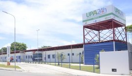 Colisão entre carro e moto deixa mulher ferida em Maceió