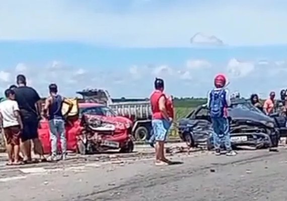 Colisão entre dois carros mobiliza bombeiros e deixa cinco pessoas feridas em Maceió