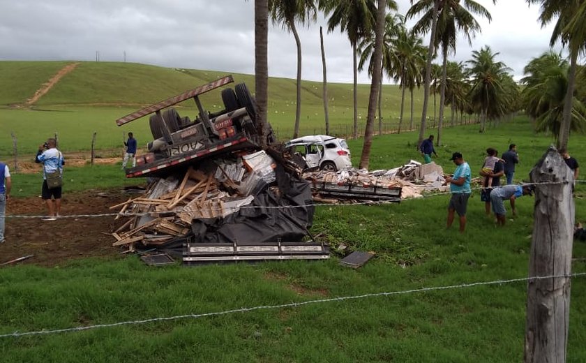 Carreta bate em veículo capotado e em seguida atinge outros carros deixando cinco feridos em Roteiro