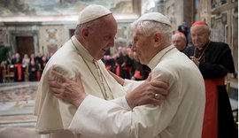 Papa Francisco pede que fiéis orem por Bento XVI: 'está muito doente'