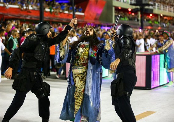 Bolsonaro e ministro criticam versão de Jesus Cristo utilizada pela Mangueira