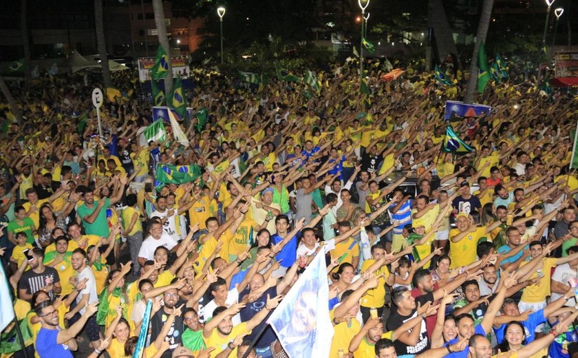 Multidão vai à orla de Maceió comemorar vitória de Jair Bolsonaro