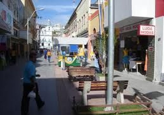 Movimento no comércio cai 3,2% no primeiro semestre