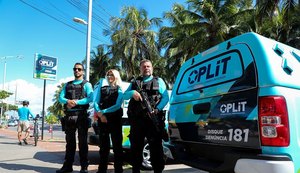 Oplit troca de roupa, veste azul e se moderniza