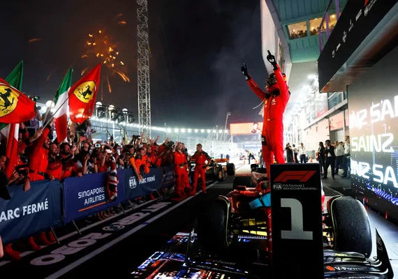Carlos Sainz vence em Singapura, quebra sequência de Verstappen e rompe jejum da Ferrari