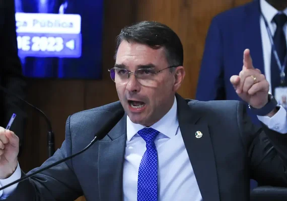 Missão pede investigação sobre filiação falsa de Flávio Bolsonaro ao partido