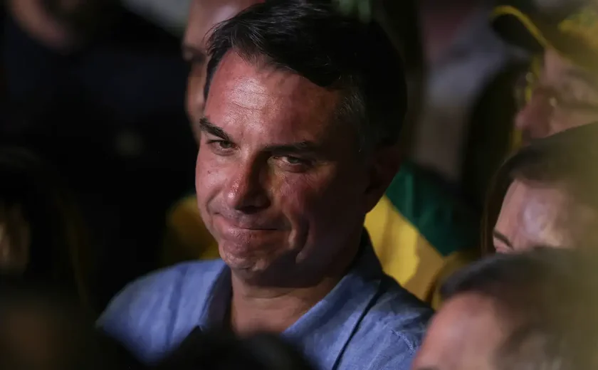 Imprensa internacional repercute fuga de Flávio Bolsonaro do Brasil