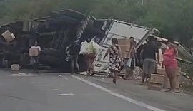 Carreta com carga de biscoitos tomba em trecho da BR-101 e parte da carga é saqueada por populares