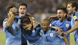 Uruguai vence o Paraguai em Assunção e se aproxima da Copa do Mundo