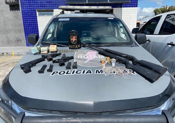 PM apreende armas e cerca de 30 mil reais no Tabuleiro dos Martins