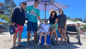 Após quatro anos, idosa volta a tomar banho de mar com apoio do Praia Acessível em Maceió