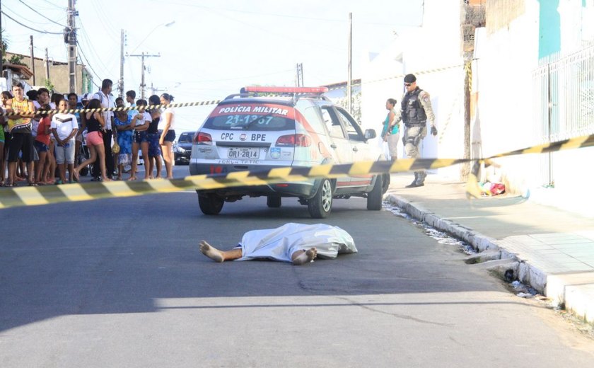 Com várias viaturas na região, jovem de 21 anos é assassinado no Jacintinho