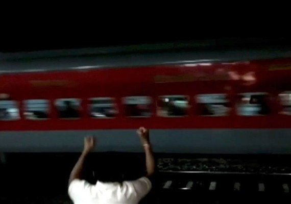 Trem com mil pessoas corre desgovernado por 15 km na Índia