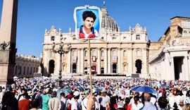 Carlo Acutis é canonizado no Vaticano e se torna o 1º santo da geração millennial