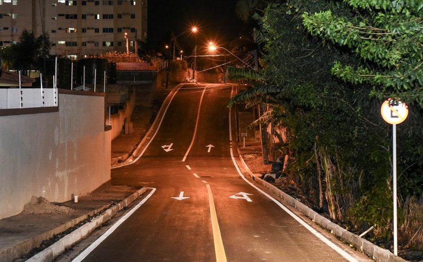 Rui Palmeira entrega avenida pavimentada na Serraria