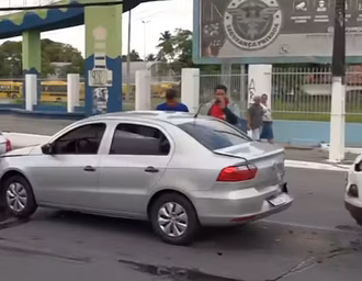 Engavetamento entre três carros deixa trânsito lento na Avenida Fernandes Lima