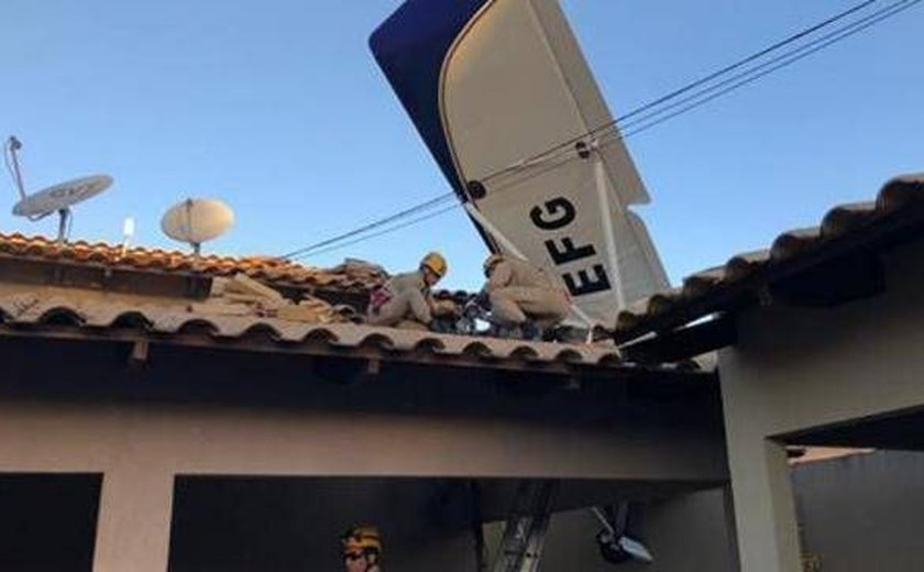 Avião de pequeno porte cai sobre telhado de casa em Goiânia