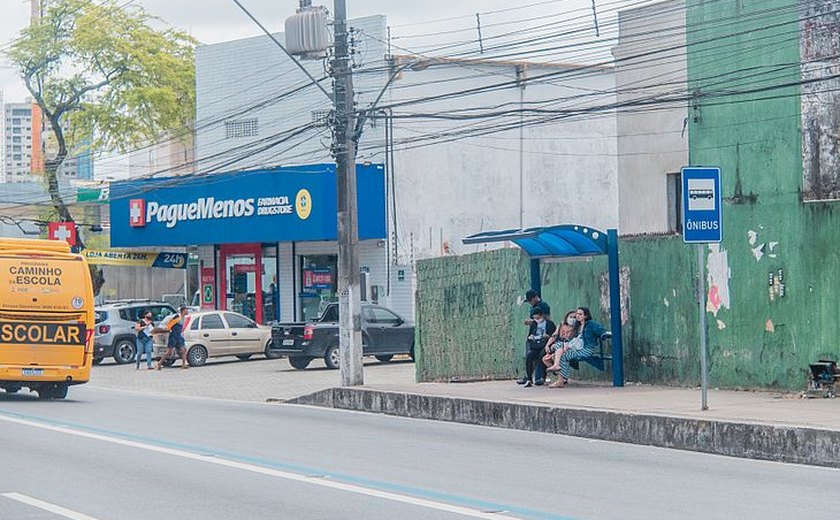 Ponto de ônibus na Avenida Fernandes Lima será alterado, confira novo local