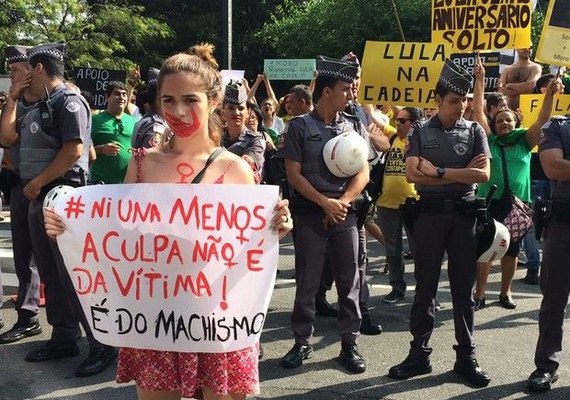 PM faz cordão e divide atos contra o feminicídio e a favor da prisão de Lula