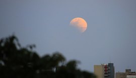 Eclipse lunar atrai espectadores em Maceió