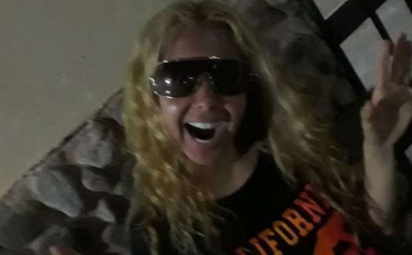 Joelma faz procedimento estético e foge de fotos no aeroporto