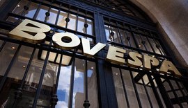 Bovespa fecha em queda com reflexos da crise política e feriado nos EUA