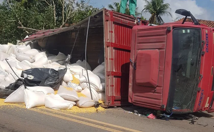 Caminhão carregado com ração tomba em ladeira no Agreste de Alagoas e motorista fica ferido