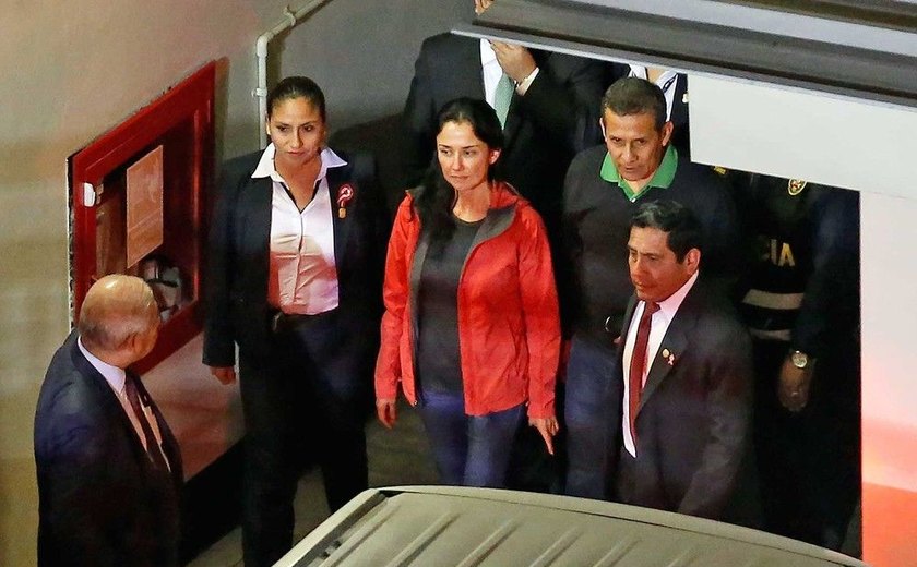 Ex-presidente do Peru e sua mulher se entregam para cumprir prisão preventiva