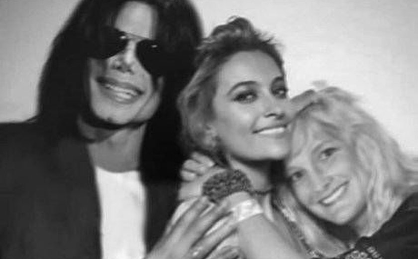 Filha de Michael Jackson faz montagem com foto de família