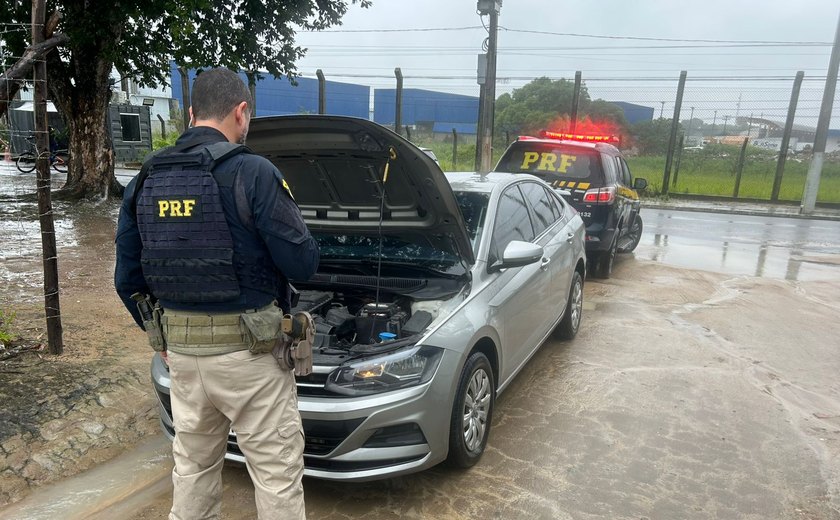 PRF prende mulher por adulteração de sinal identificador de veículo automotor, em Maceió