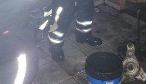 Bombeiros são acionados para apagar incêndio em residência no Benedito Bentes