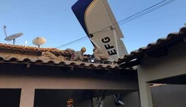 Avião de pequeno porte cai sobre telhado de casa em Goiânia