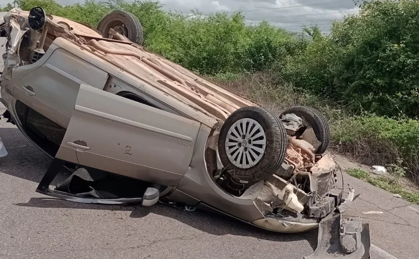 Veículo capota na AL-220, mas ocupantes escapam com ferimentos leves