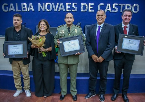 Câmara entrega comendas a escolas e faz homenagem a empresário de Maceió