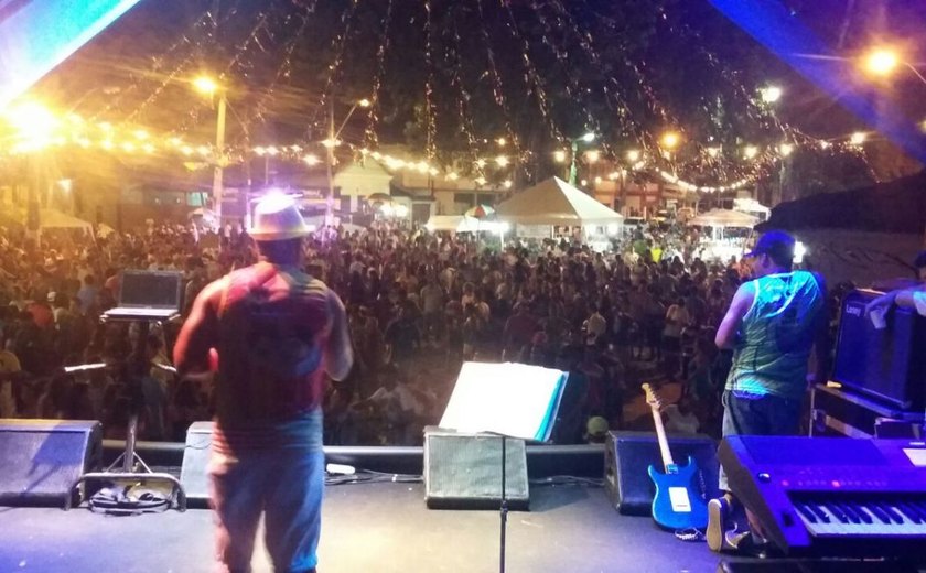 Carnaval no bairro de Fernão Velho tem público de 2 mil pessoas por noite