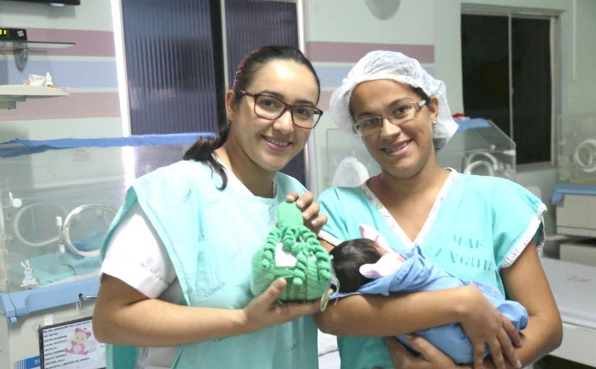 Hospital implanta terapia dos 'polvinhos de crochê' para bebês prematuros