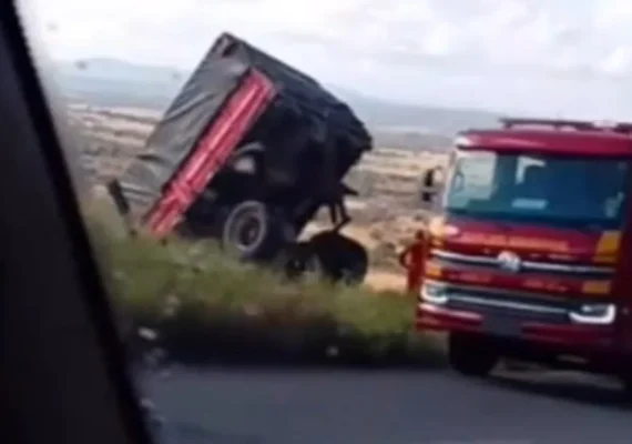 Carreta com carga de milho cai na Serra das Espias em Palmeira dos Índios