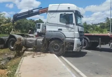 Carreta cai em buraco após motorista perder controle na Marginal do Piauí, em Arapiraca