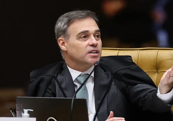 Mendonça acompanha Fachin e vota por julgamento separado de Moraes