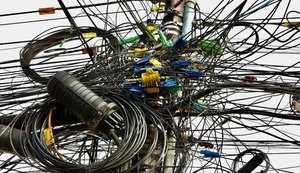 Vídeo: artesãs do Pontal da Barra apelam à Prefeitura de Maceió que remova amontoado de fios em postes