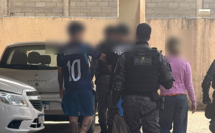 Denúncia de violência doméstica leva PM a apreender drogas e prender dois suspeitos