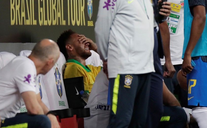 Neymar deixa jogo contra Catar por lesão e segue para clínica