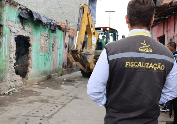 Convívio Social derruba imóvel condenado pela Defesa Civil, no Santos Dumont