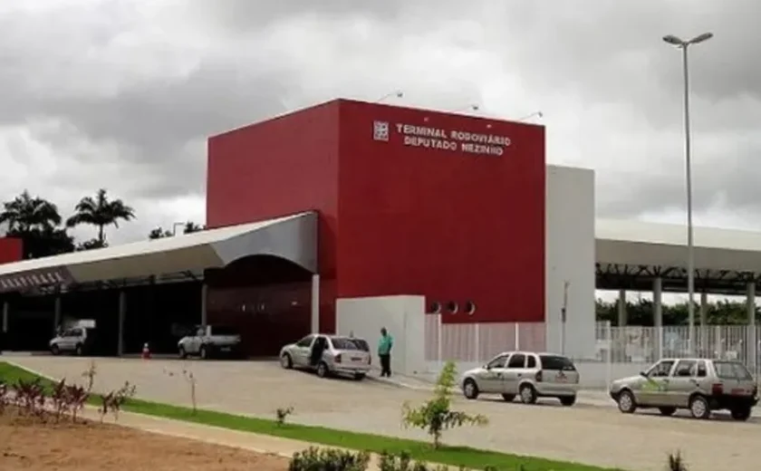 PM apreende droga em mala após ação com cão farejador em Arapiraca