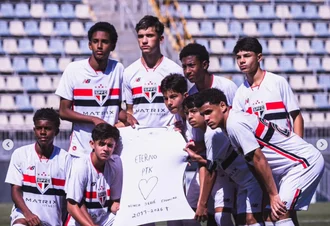 Jogadores do São Paulo homenageiam Micael Leandro após morte do jovem atleta em Maceió