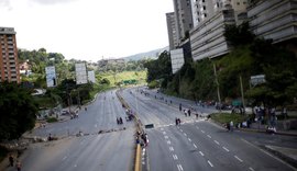 Às vésperas de eleição da Constituinte, opositores bloqueiam ruas de Caracas