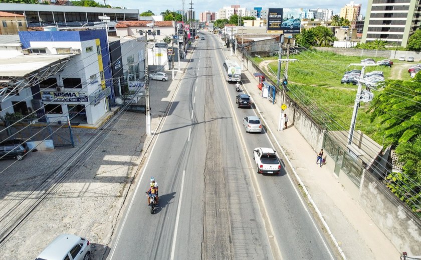 Obras de reparo asfáltico causam interdição de trecho da Avenida Gustavo Paiva